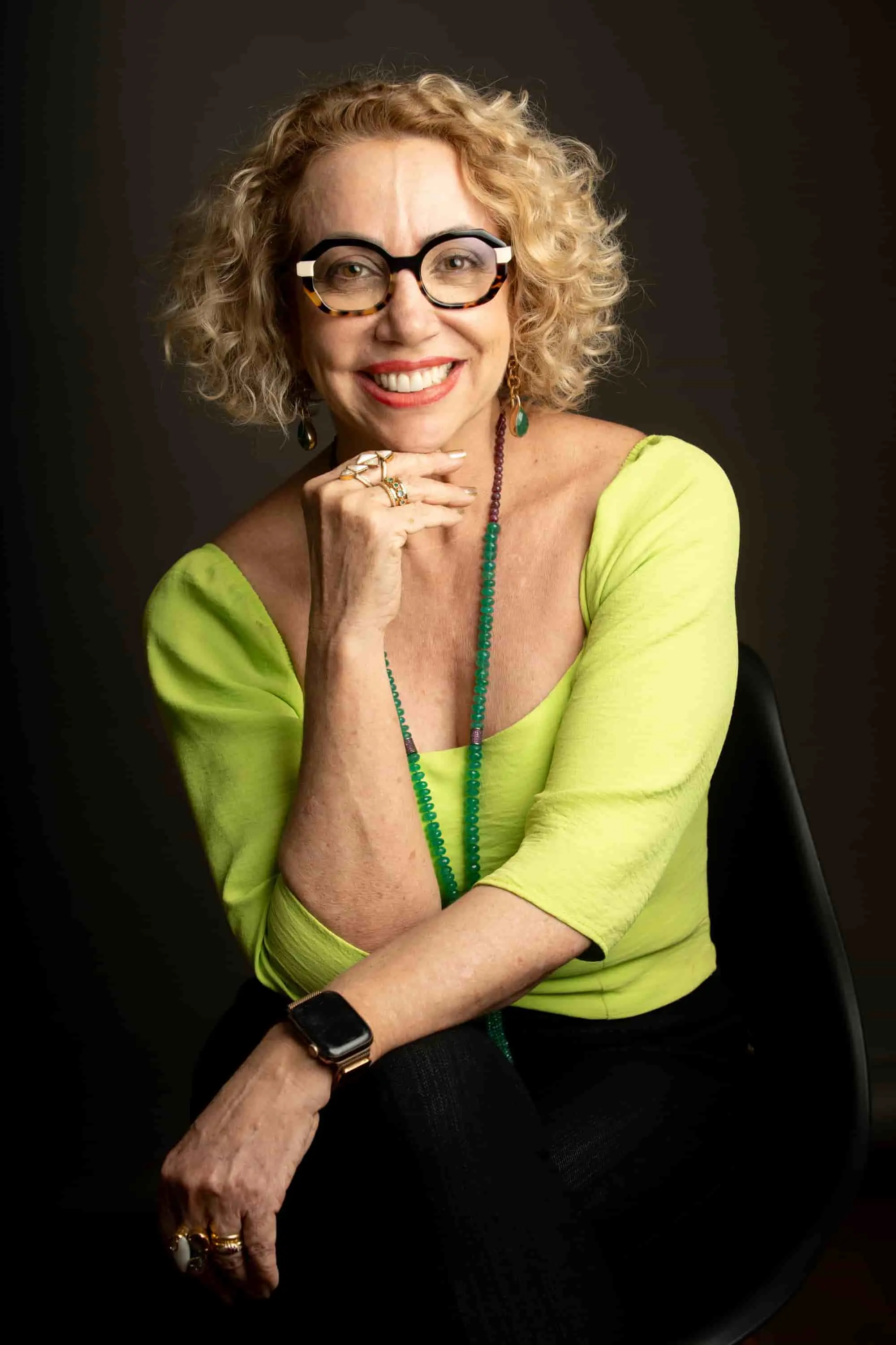 Retrato editorial de mãe confiante